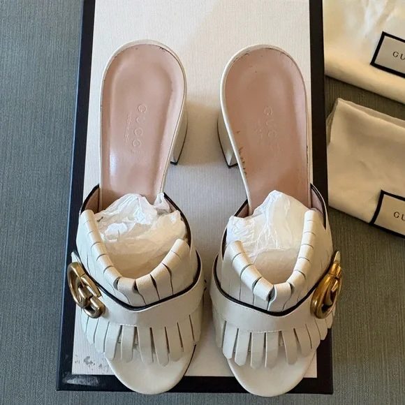 Gucci Kiltie Slide sandals. 💯% AUTHENTIC - Size 37 - US 7
Mystic white. Leather - Picture 3 of 12